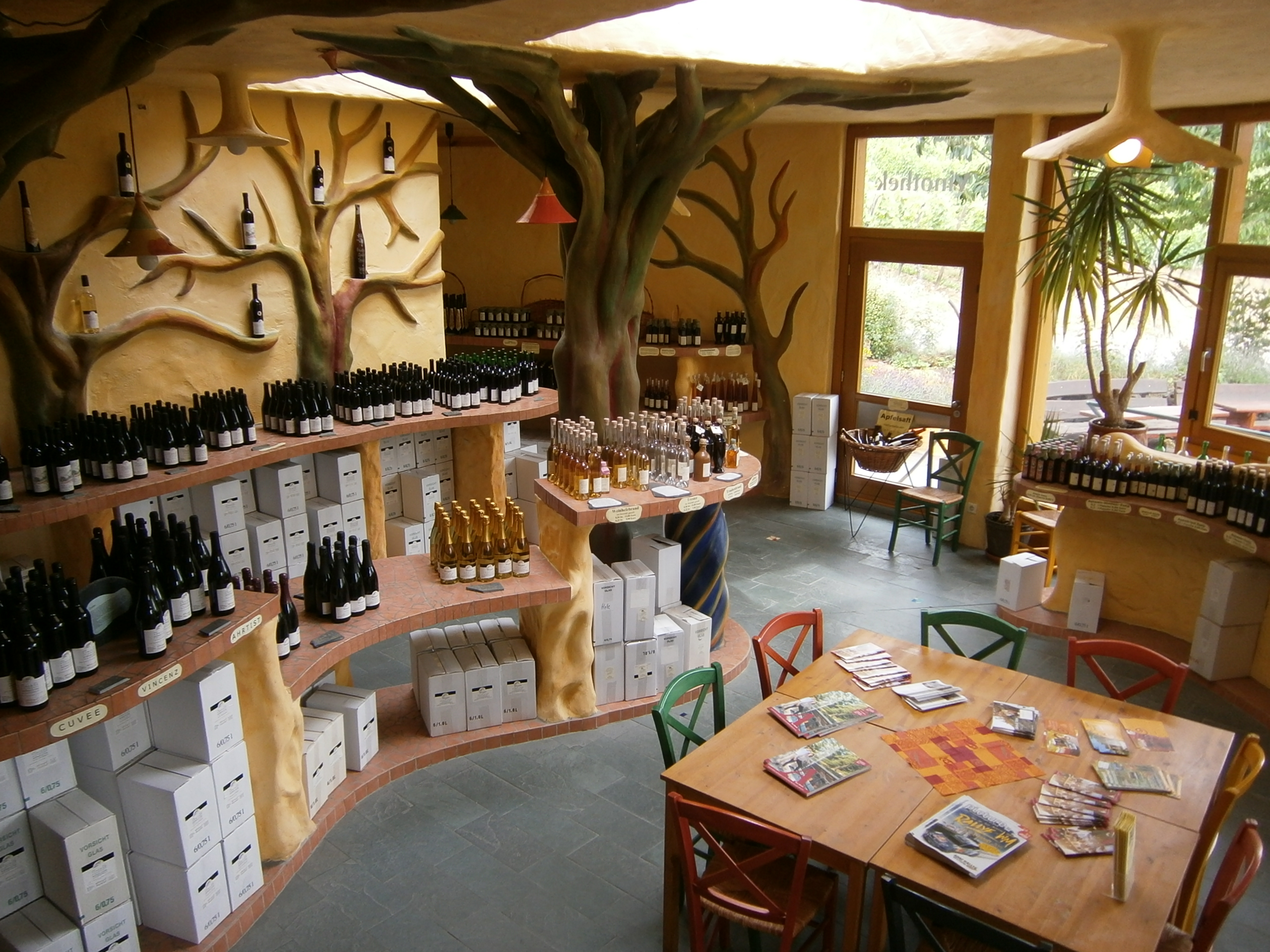 Vinothek mit Weinen vom Weingut Försterhof