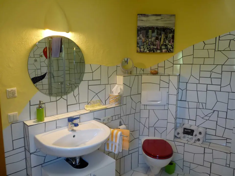 Individuell gestaltetes Badezimmer einer Ferienwohnung