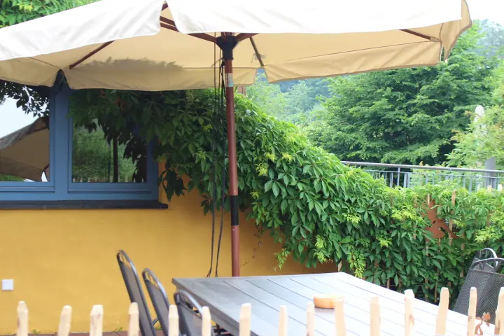 Terrasse einer Ferienwohnung im Grünen