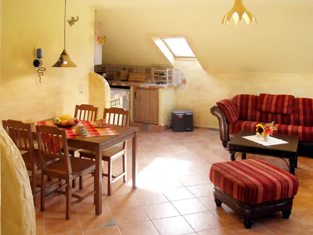 Heller Wohn- und Essbereich einer Ferienwohnung