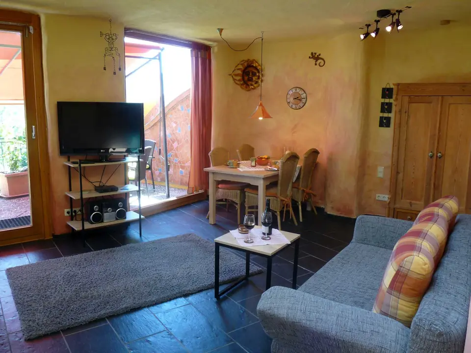 Wohnbereich einer Ferienwohnung mit Terrasse